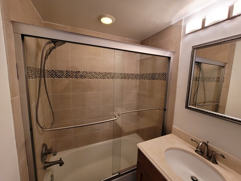 Shared bathroom - 4390 LORCOM Ln