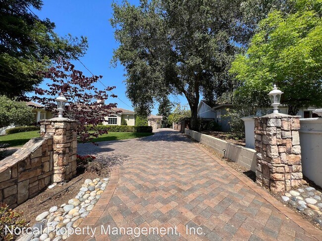 Building Photo - 5 br, 4.5 bath House - 1425 Villa Dr