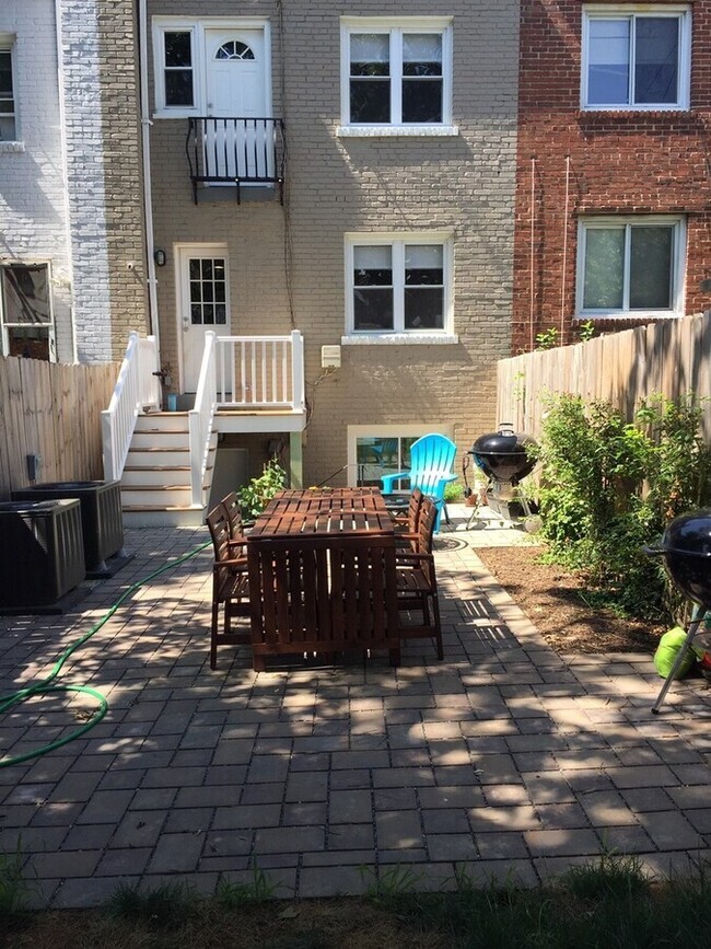 Building Photo - Amazing Row home + Private Yard!