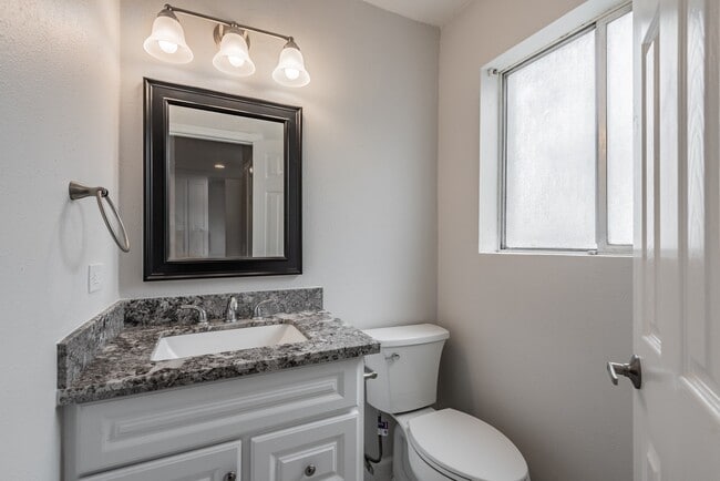 Building Photo - 2121 Fountain View Dr