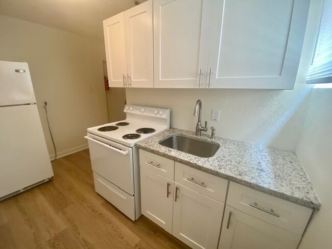 Building Photo - Updated 1BR with Walk-In Closet + Parking ...