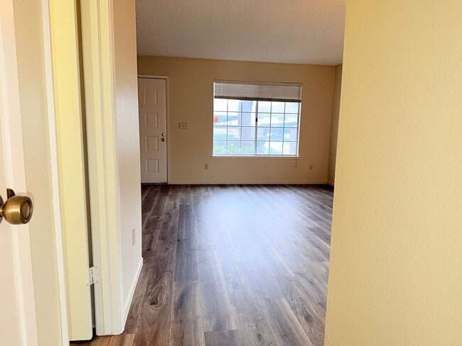 Building Photo - 2 bedroom 1.5 bath 2 story townhome