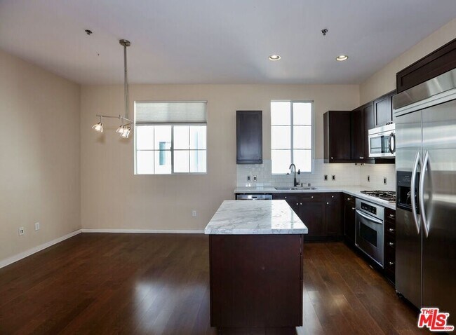 Building Photo - 5350 Playa Vista Dr