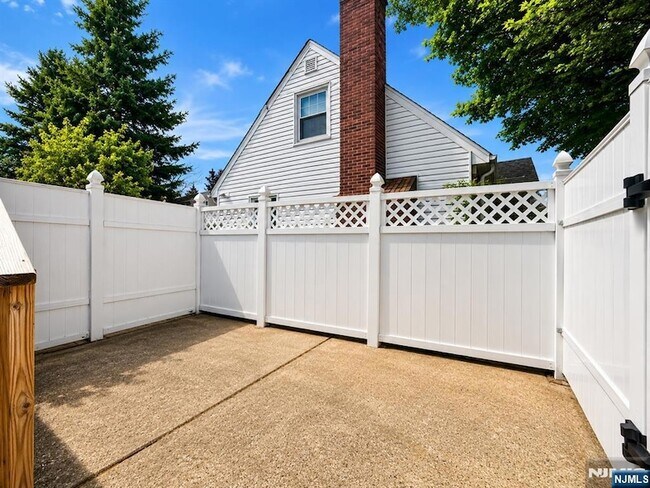 Building Photo - 40 Linwood St