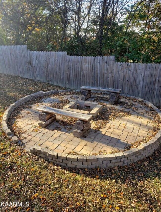 Building Photo - Now available:  Three bedroom, 1.5 bath home in Maryville City