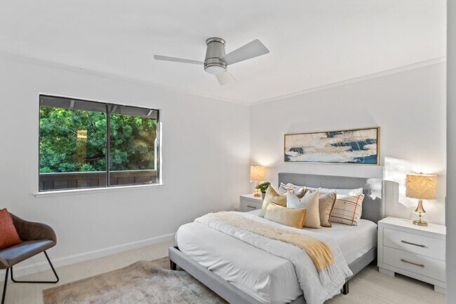 Building Photo - 999 Evelyn Terrace W