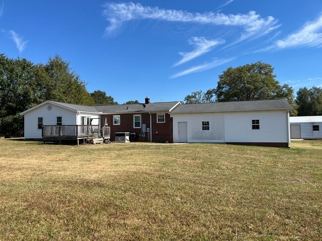 Building Photo - Available Now: 3/2 in Woodruff!