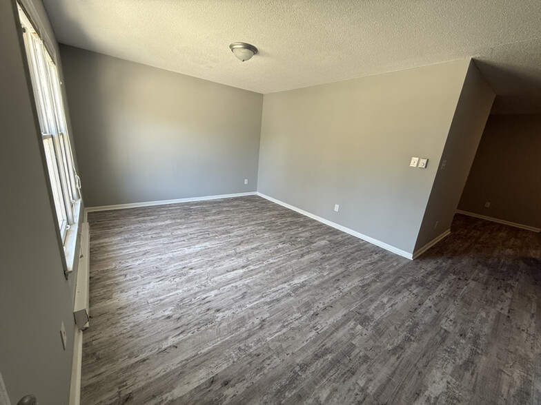 Primary Photo - 700 S English St