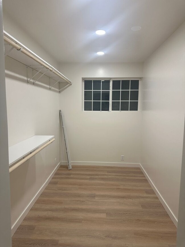 Building Photo - Spacious and recently updated, this 6-bedr...