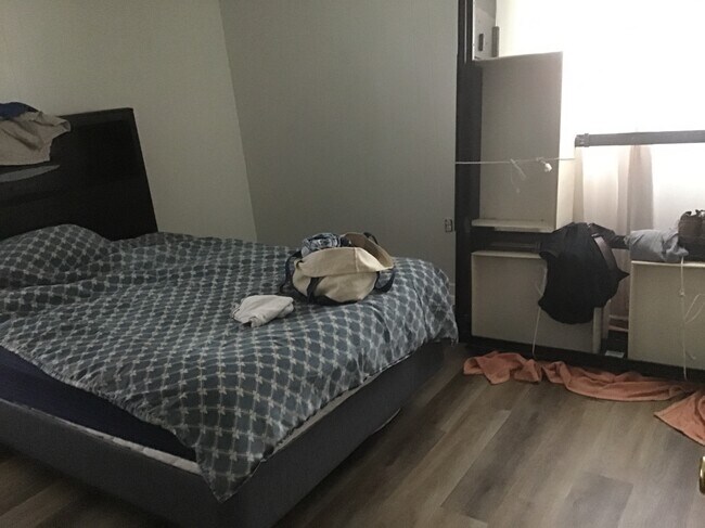 Madter bedroom with bathroom - 4905 Davis Dr