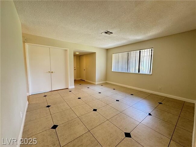 Building Photo - 6121 Meadow Haven Ln
