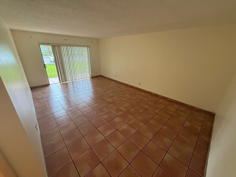Building Photo - 6075 N Sabal Palm Blvd