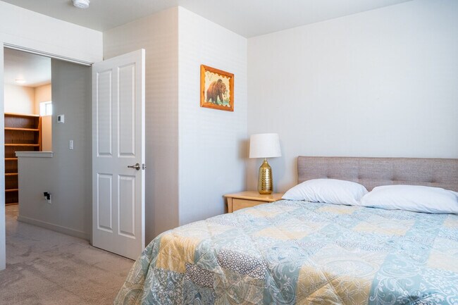 Building Photo - 5706 W 1st Pl