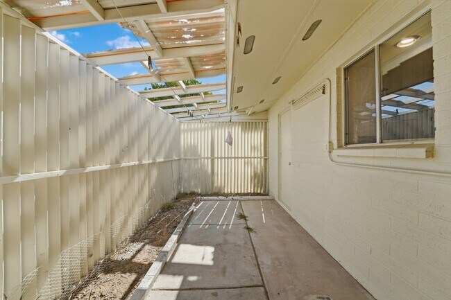 Building Photo - Spacious 3 Bed in Dreamland Villa | Corner Lot + Circular Drive
