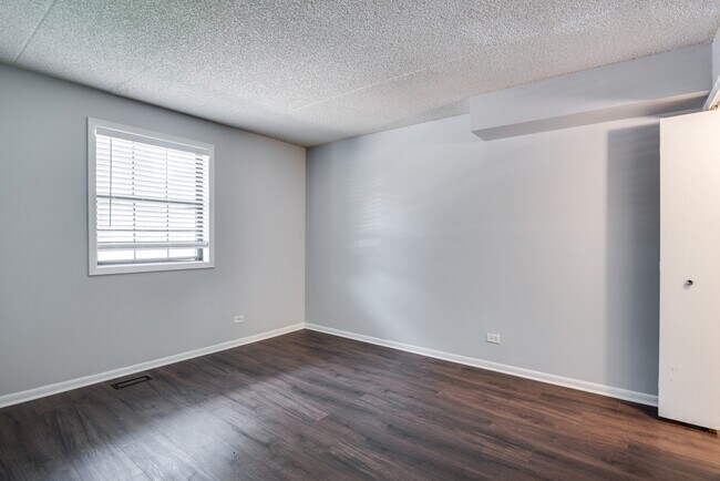 Building Photo - 1486 W Jefferson Ave
