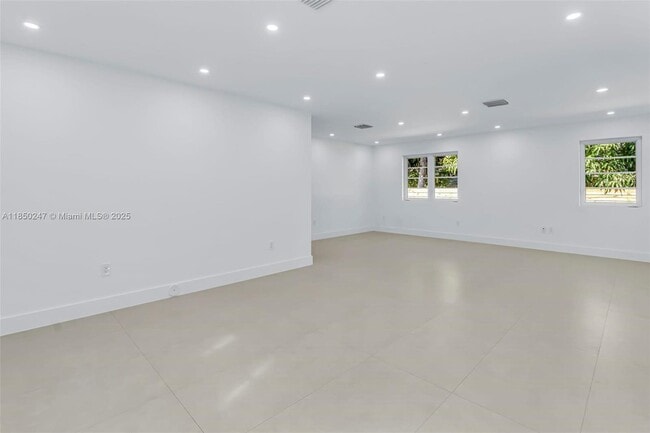 Building Photo - 524 NE 65th St