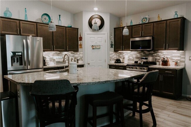 Building Photo - Single Story Home with Lush Backyard! Comi...