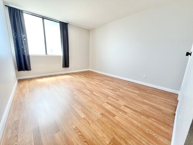 Building Photo - Oceanfront Top-Floor Condo – 1 Bed, 1 Bath...