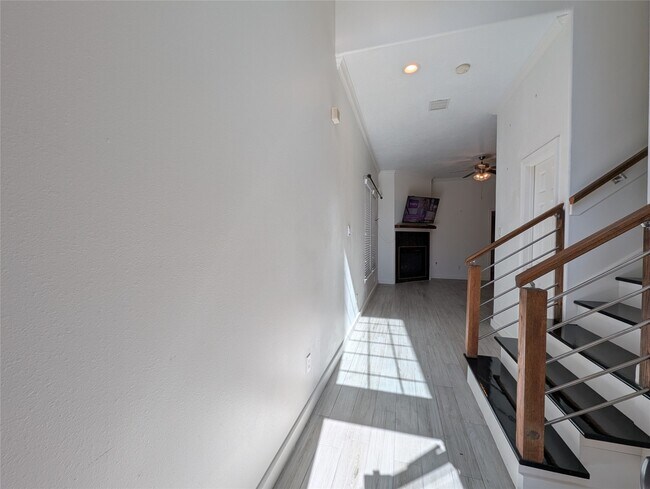 Building Photo - 913 Sweet Pine Dr