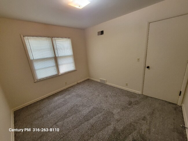 Building Photo - 244 N Fern St