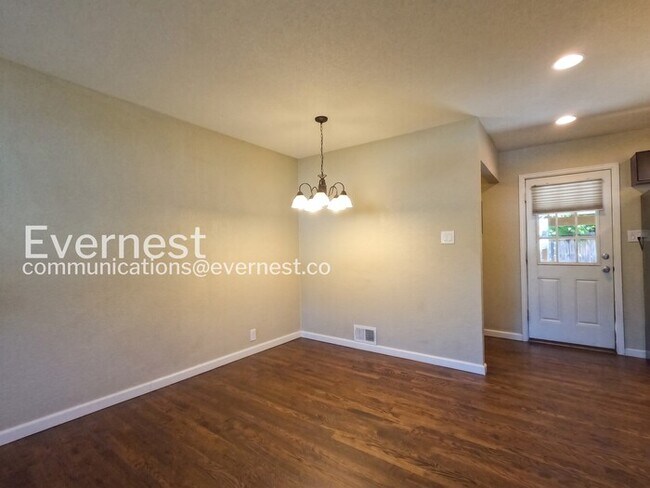 Building Photo - 3 Bed/1.5 Bath Home with Fenced yard / Coming Soon!