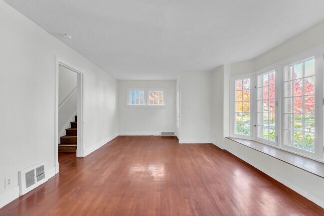 Building Photo - Beautiful Home in the Heart of Cleveland H...