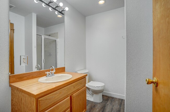 Building Photo - 652 Ridgeview Dr