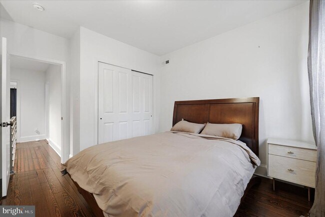 Building Photo - 1902 E Hagert St