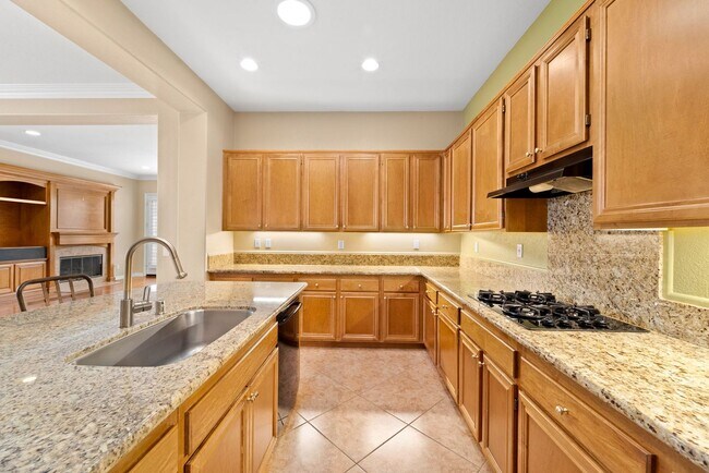 Building Photo - Beautiful & Spacious Single Level Eastlake...