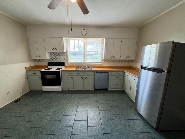 Building Photo - Large Historical 3/2 House in Summerville-$1,595