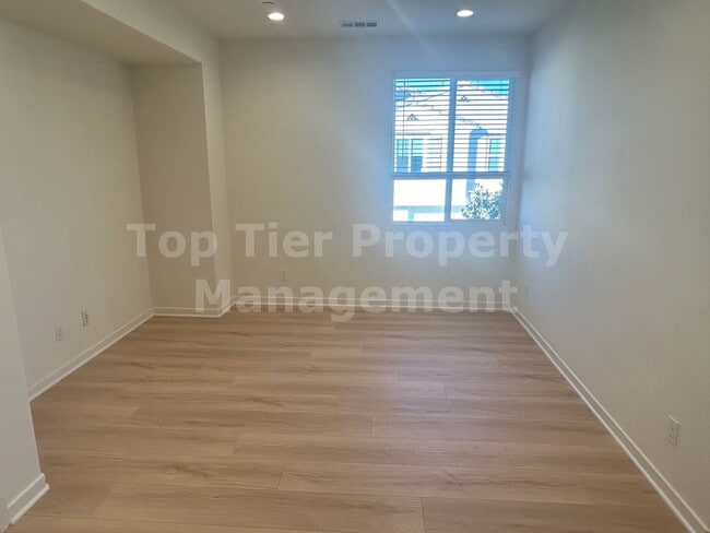 Building Photo - ***Charming 3 bed / 2.5 bath Townhome in O...