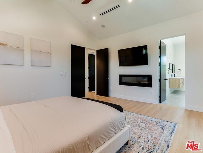 Building Photo - 5929 Hesperia Ave