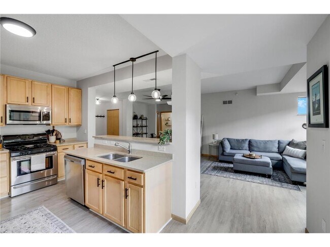 Building Photo - 2565 Franklin Ave