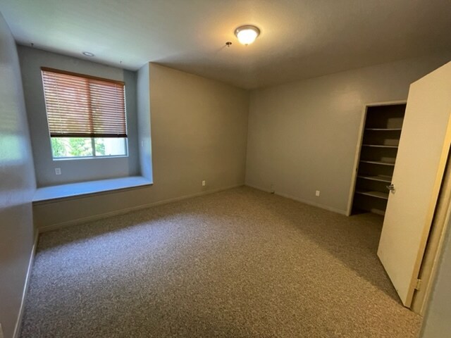 Building Photo - 2222 N Beachwood Dr