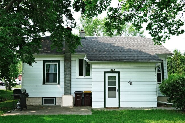 Building Photo - Home For Rent