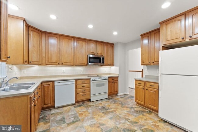 Building Photo - 2660 Oakton Glen Dr