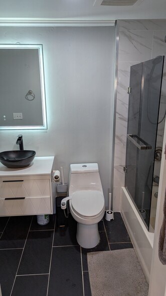 Building Photo - 3990 Centre St