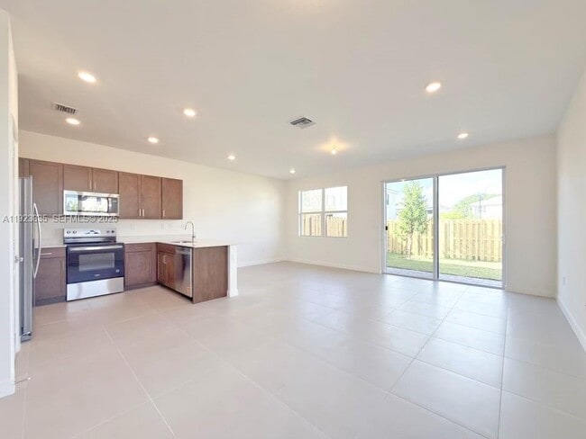 Building Photo - 196 NE 13th Ave