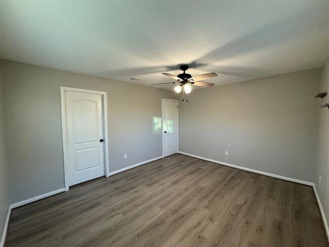Building Photo - 445 E Castle Harbour Dr