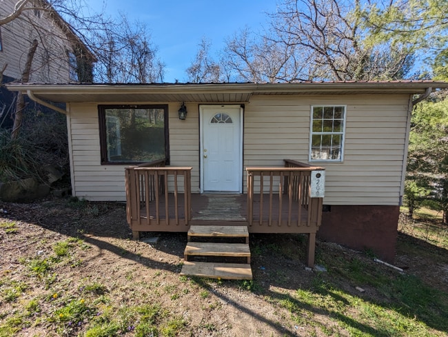 Building Photo - 208 W Elm St