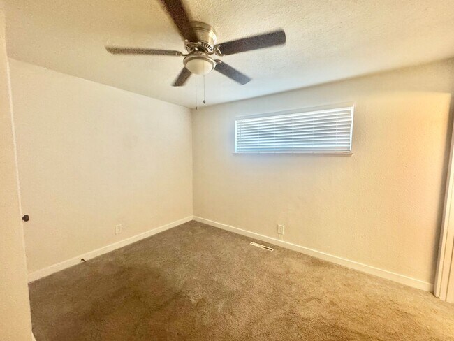 Building Photo - 1 Bedroom with Granite Counters and In-Unit Laundry!