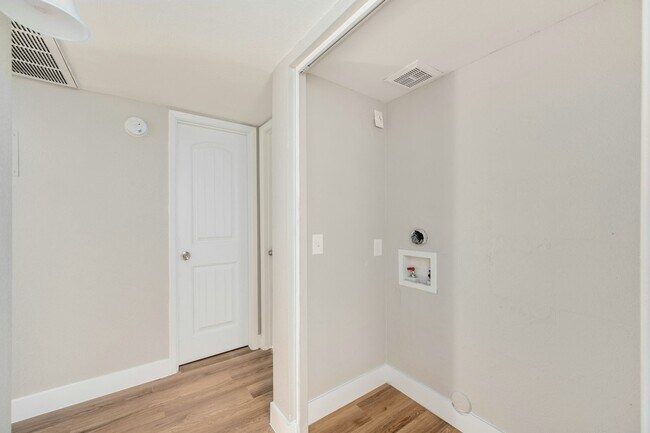 Building Photo - 2814 E Marconi Ave
