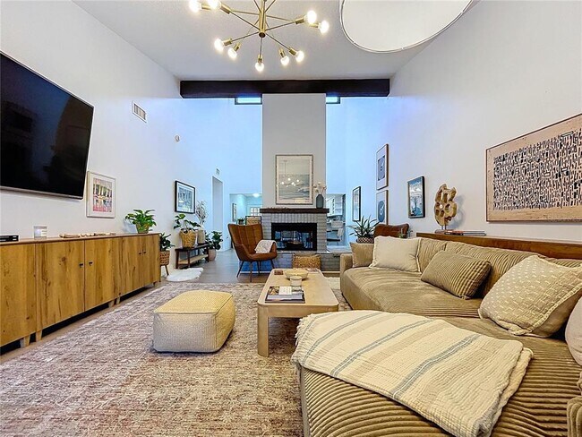 Building Photo - 4646 La Jolla Dr