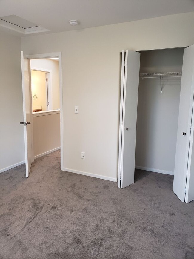 Building Photo - Beautifully Finished Home In A Great Location!