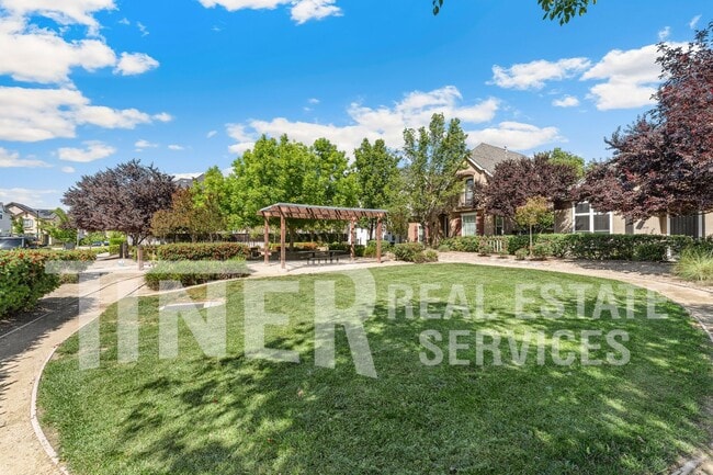 Building Photo - 1040 Matthews Run Way