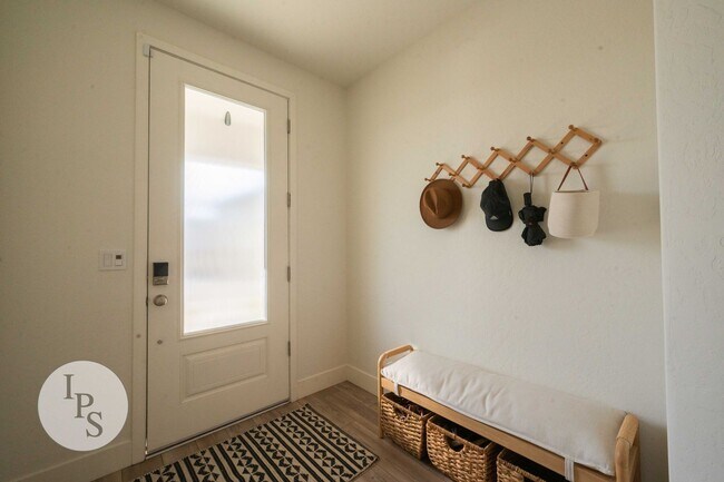 Building Photo - Madera Riverstone Home, 3BR/2BA, SOLAR, Community Pool, New Elementary School in Community!