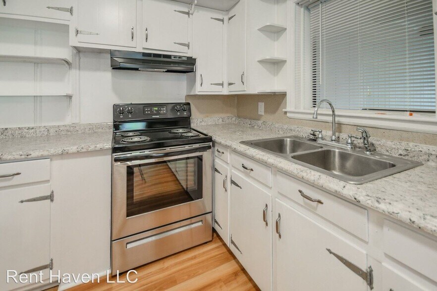 Building Photo - 4121 Chesterfield Dr