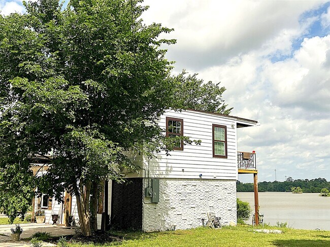 Building Photo - 2503 River Crest