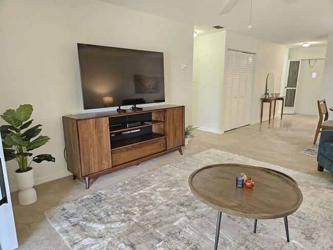 Building Photo - Seasonal Short-Term 2 Bedroom 2 Bathroom 2nd Floor Condo in Estancias of Capri Isles!