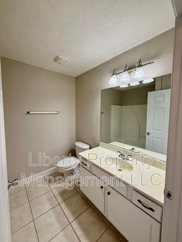 Building Photo - 1800 Balmoral Dr